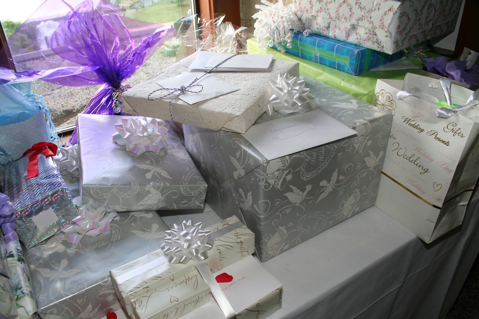 Gift hampers for weddings