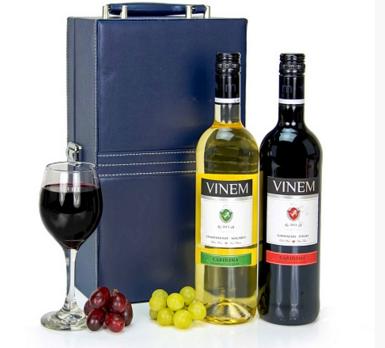 Wine hamper presentation